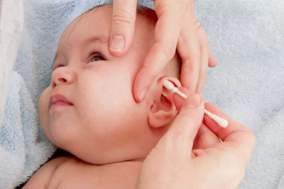 5 Cara Membersihkan Telinga Bayi yang Patut Dicoba